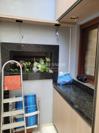 Foto de uma sala de estar com lareira e bancada em um imóvel em Lajeado.