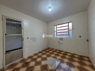 Ambiente interno de uma sala com piso de madeira.
