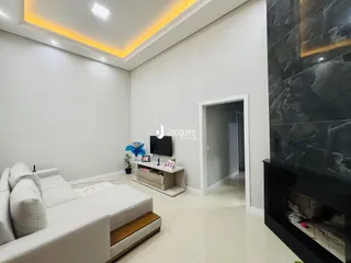 Sala de estar moderna com sofá branco e piso claro.