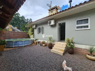 Fachada de uma casa com piscina e jardim em Lajeado, Brasil.