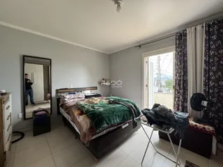 Quarto com cama e espelho em um imóvel no Brasil