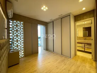 Corredor interno de uma residência em Lajeado, Brasil, com armários embutidos.