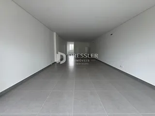 Corredor interno de um imóvel com piso de cerâmica cinza.