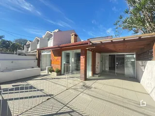 Fachada de uma residência em Lajeado, Brasil, com área externa pavimentada.