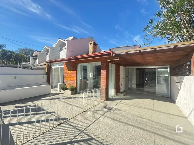 Fachada de uma residência em Lajeado, Brasil, com área externa pavimentada.
