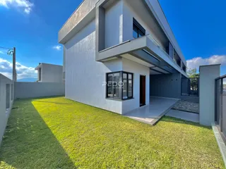 Fachada de uma casa moderna com jardim em Lajeado, Brasil.