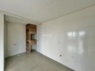 Hall de entrada com parede de madeira e porta branca em um imóvel.