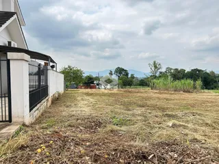Fachada de uma residência com cerca e terreno gramado seco