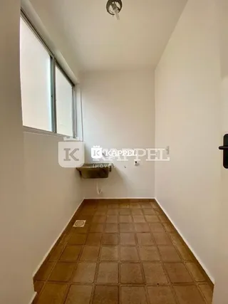 Foto de um ambiente interno com piso de cerâmica e paredes brancas.