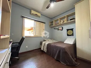 Quarto com janela e armário em sala de estar em Lajeado, Brasil.