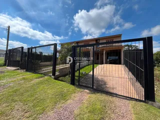 Fachada de uma residência com cerca e portão em Lajeado, Brasil.