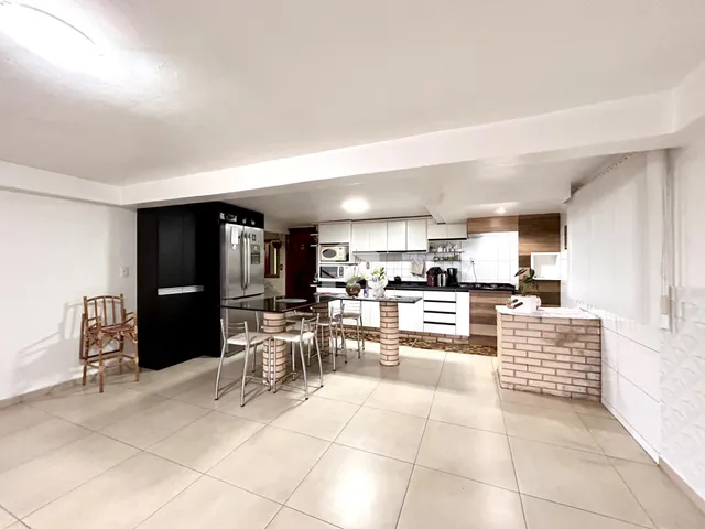 Interior de uma sala de estar com cozinha aberta em Lajeado, Brasil.