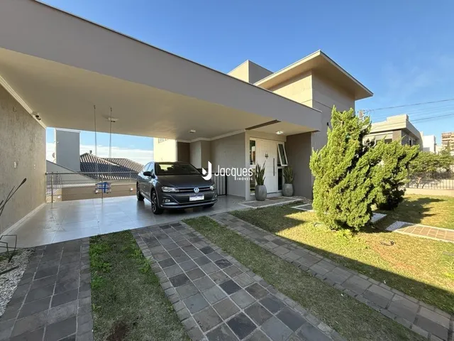 Fachada de uma casa moderna com jardim em Lajeado, Brasil.
