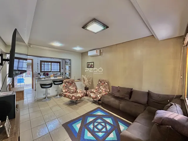 Sala de estar com sofá e poltronas decorativas em um apartamento no Brasil.