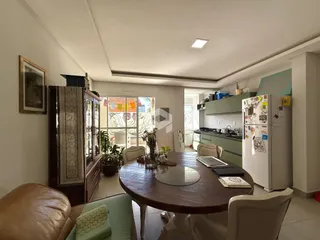 Foto de uma sala de jantar com mesa de madeira em um imóvel em Lajeado.
