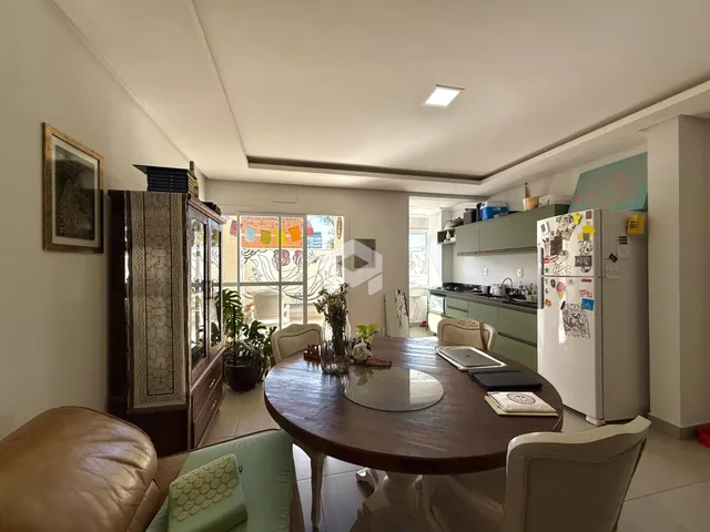 Foto de uma sala de jantar com mesa de madeira em um imóvel em Lajeado.