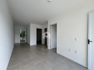 Hall de entrada com piso de cerâmica cinza.