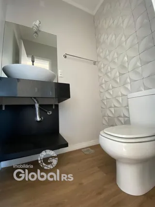 Foto de um banheiro com pia e vaso sanitário em um imóvel.