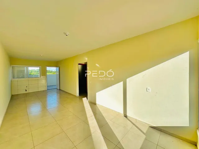 Hall de entrada com piso de cerâmica e paredes amarelas na propriedade.