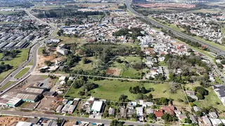 Vista aérea de uma área residencial em Lajeado, mostrando ruas e terrenos.