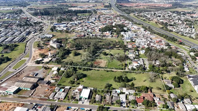 Vista aérea de uma área residencial em Lajeado, mostrando ruas e terrenos.