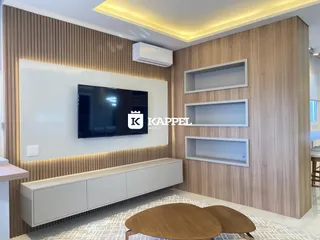 Sala de estar moderna com painel de madeira e televisão de tela plana.