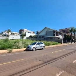 Vista da fachada de uma residência em Lajeado, Brasil, ao lado de uma estrada.