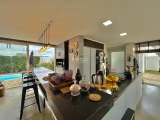 Vista da cozinha e área externa de uma residência em Lajeado, Brasil.