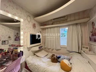 Quarto com cabeceira e janela decorada em Lajeado.