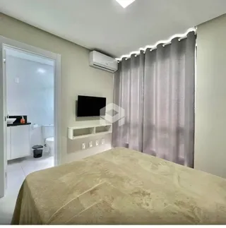 Quarto com cama e cortinas em um imóvel no Brasil.