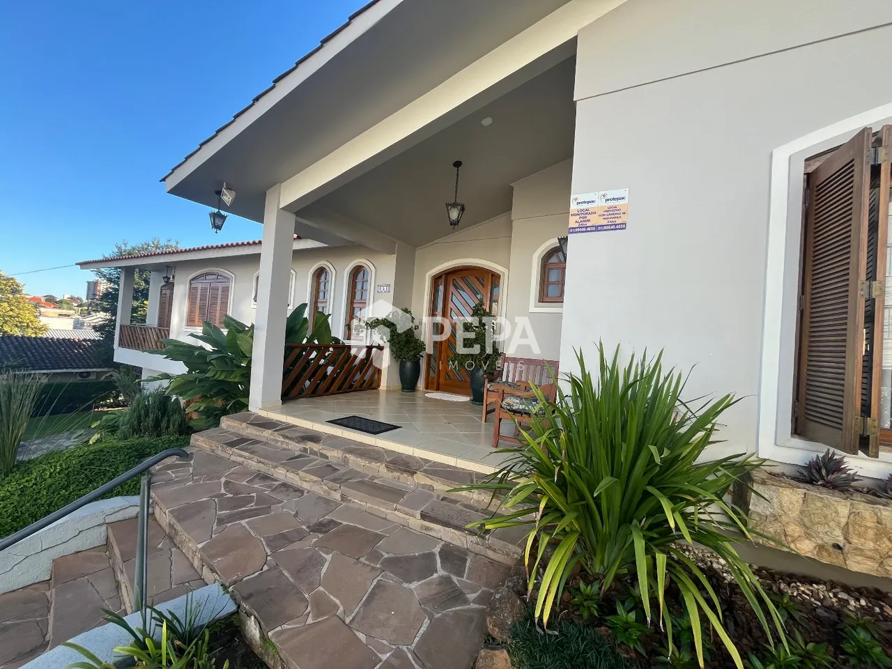 Casa com 4 dormitórios, foto 1