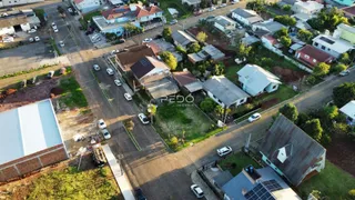 Vista aérea de uma área residencial em Lajeado, Brasil, mostrando várias propriedades e ruas.