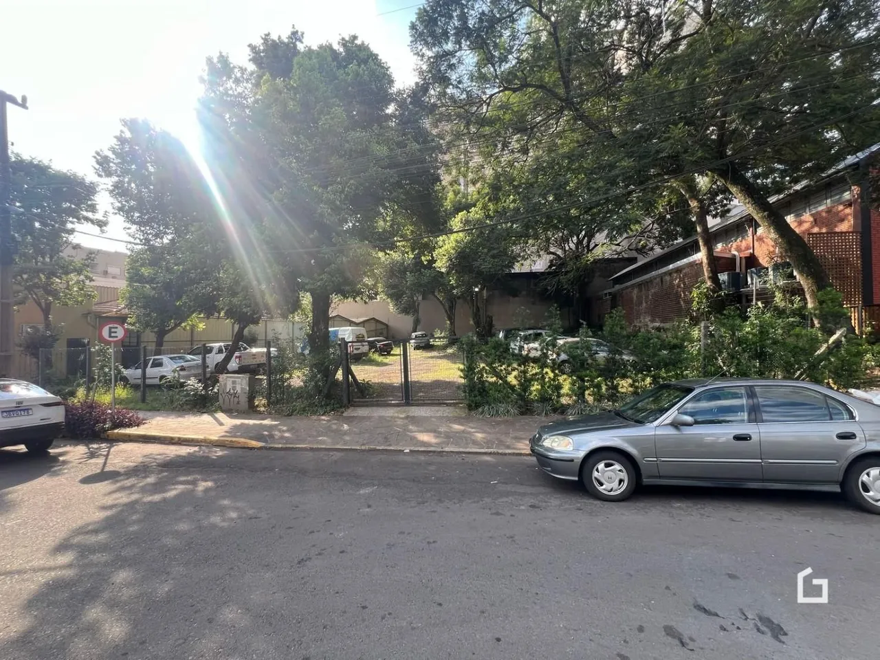 Fachada de uma residência em Lajeado, Brasil, com árvores ao redor.
