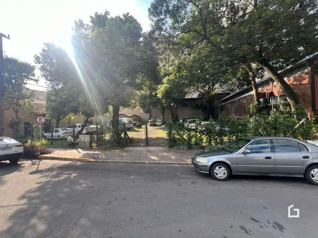 Fachada de uma residência em Lajeado, Brasil, com árvores ao redor.