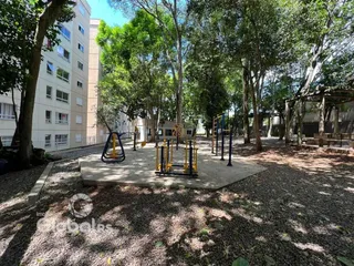 Área externa com playground e árvores em Lajeado.