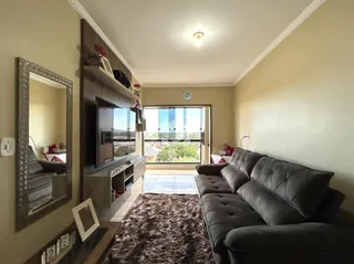 Sala de estar com sofá e decoração em um imóvel no Brasil.