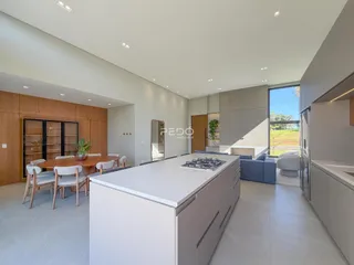Ambiente moderno de sala de jantar e cozinha em um imóvel no Brasil.