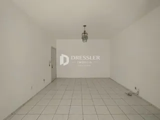 Imagem de uma sala com piso de cerâmica e paredes brancas.
