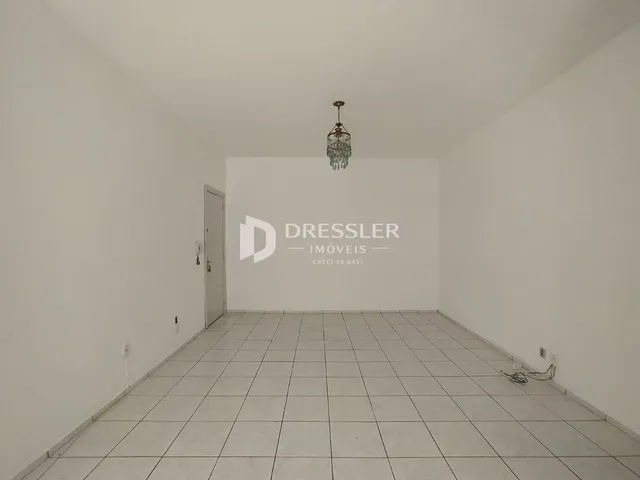 Imagem de uma sala com piso de cerâmica e paredes brancas.