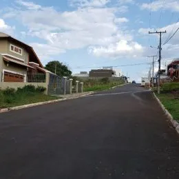 Vista da rua asfaltada em Lajeado, Brasil.