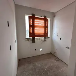 Uma foto de um corredor interno com uma janela.