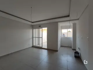 Vista interna de um ambiente com paredes brancas e piso claro.