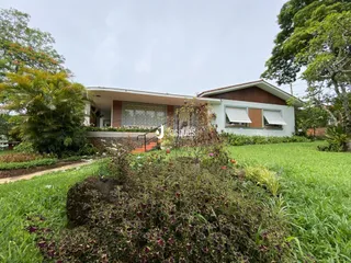 Fachada de uma casa em Lajeado, Brasil, com jardim na frente.