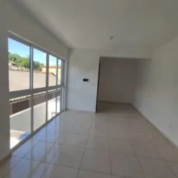 Vista de uma sala com grandes janelas que dão para o exterior.