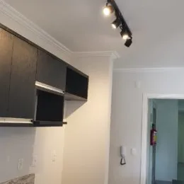 Foto de um teto e armários superiores em um ambiente interno.