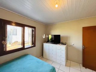 Quarto com janela e cama em um imóvel no Brasil.