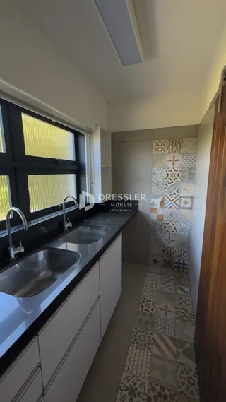 Vista de uma bancada de cozinha com piso decorado em Lajeado.