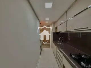 Corredor interno com vista através de uma balaustrada de vidro.