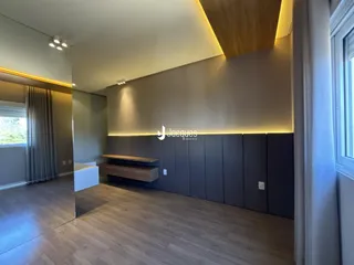 Sala de estar moderna com piso de madeira clara e painéis de parede cinza.