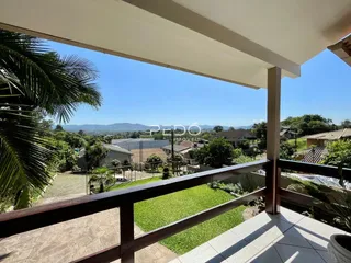 Vista da propriedade com paisagem ao fundo.